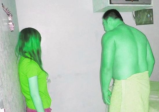 高雄黃姓男子(右)懷疑女友在“喇叭店”兼差，前往調(diào)查順便消費(fèi)時(shí)被警方逮個(gè)正著。(圖／東森新聞)