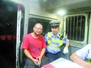 冉強(qiáng)開心地接受了民警的處罰和教育。高新區(qū)交巡警支隊(duì)供圖