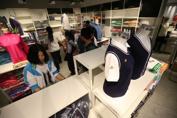 　9月12日，北京，十一學校在推出三大類、超過40款“最潮”校服，吸引學生搶購。