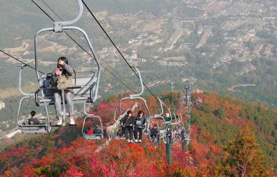 　香山公園“吊籃式”纜車除防護(hù)杠外，無(wú)其他防護(hù)措施。（資料圖）