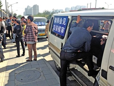 昨日，朝陽(yáng)區(qū)看守所門(mén)前有人排隊(duì)。大門(mén)外還停有多輛寫(xiě)有“律師會(huì)見(jiàn)”字樣的車(chē)。