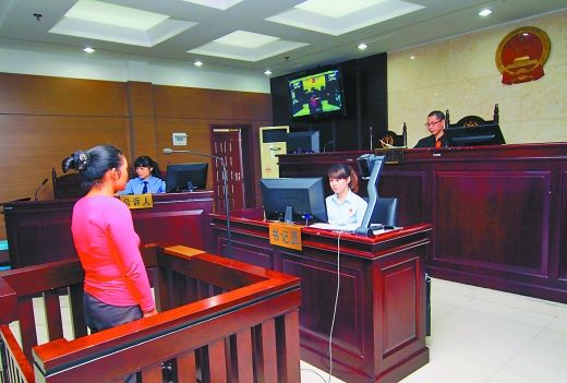    9月29日，萬州區(qū)人民法院，被告王桂娟（化名）在庭審現(xiàn)場。 重慶晨報記者 胡杰 實習(xí)生 黃敬坤 攝