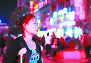 走在燈火闌珊的蘭州街頭，史女士迷茫無助。