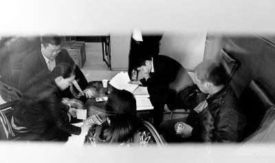 今天上午，喜隆多接待處內，市場管理方與商戶核對租金和抵押金數目