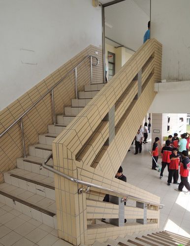 高職樓梯口傳出情殺，嚇壞一群學生。圖片來源：臺灣媒體