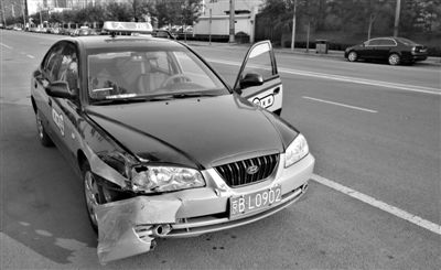 昨日，朝陽區(qū)林萃路，因連撞“克隆”車，的哥劉師傅的車輛受損送修。新京報(bào)記者 黃月 攝