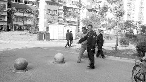就為了搬這個石墩，男子打傷了兩個保安