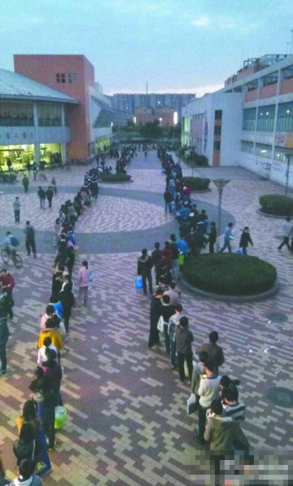 24日傍晚，川大江安校區(qū)浴室前排隊(duì)“盛況”