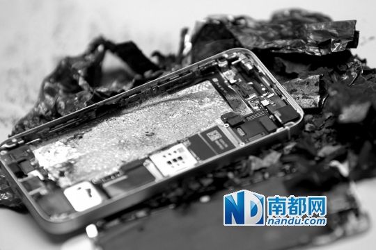 于先生的新iPhone5S手機(jī)直接“爆”廢。 南都記者劉有志攝
