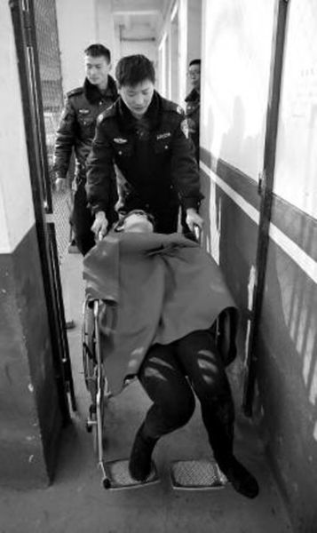 昨日，派出所民警帶女駕駛員賈某去醫(yī)院做檢查 記者 陳團(tuán)結(jié) 攝