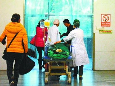 受傷女孩做完手術(shù)被送往重癥監(jiān)護(hù)室。記者楊濤 攝