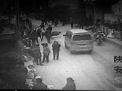 監(jiān)控錄像顯示，劉某側身行走時不慎跌倒，王某途經此處時將其扶起（圖中畫圈處） 通訊員 何春地 攝