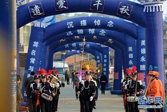 福建省長樂市一送葬隊(duì)伍走出家門口。