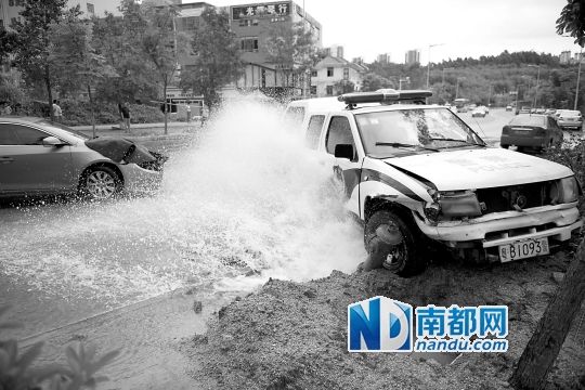 昨日，龍華金龍路，男子開走警車，后撞上消防栓停下，警車車頭受損。