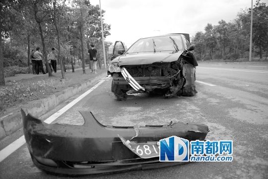 男子搶的比亞迪轎車車頭損毀嚴重。