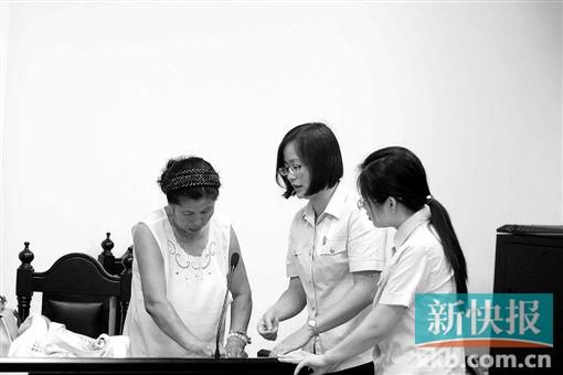 白春榮簽領(lǐng)國(guó)家賠償款。通訊員供圖