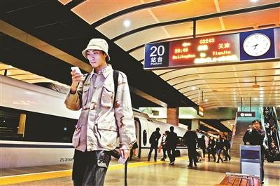 家住天津，在北京工作，呂先生每天乘坐京津城際列車上下班