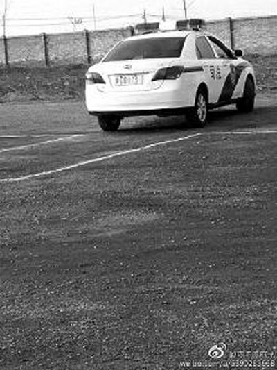 一輛車牌號(hào) 為“ 陜DD173”的制式警車停在一個(gè)劃著白線的場(chǎng)地上，車身標(biāo)有“司法”字樣