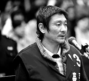 庭審時(shí)，鄭東稱(chēng)自己想隨女兒一起去，請(qǐng)求法院判他死刑立即執(zhí)行