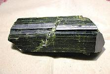 近日，商南縣奇石愛好者潘某在青山鎮(zhèn)鐵礦開采區(qū)發(fā)現(xiàn)一塊疑似綠簾石，有待相關(guān)專家和權(quán)威機(jī)構(gòu)認(rèn)定。