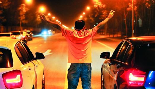 2013年8月25日凌晨，北京，在東壩大街路口進(jìn)行的一場(chǎng)飆車。