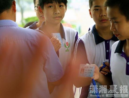 5月26日，岳陽縣第八中學(xué)，學(xué)生出校門時(shí)出示通行證