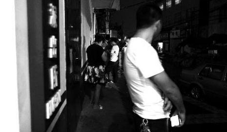 通過聊天軟件陌陌，男子小黃認(rèn)識了女孩小李，兩三天后，兩人就住到了一起。但好景不長，兩人在一起僅過了十幾天，戀愛關(guān)系即破裂，小黃稱曾給小李花了一萬余元。日前，小黃以詐騙為由將小李帶到派出所。