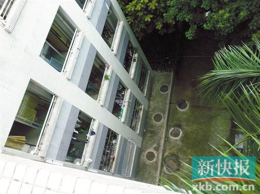 據(jù)目擊者稱,當(dāng)時(shí)墜樓者躺在右排中、下兩個(gè)井蓋中間附近。