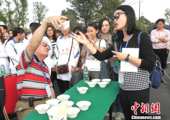 圖為外國友人品嘗揚(yáng)州炒飯。　崔佳明　攝