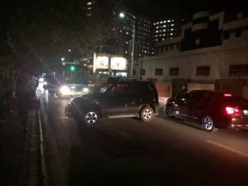 10月22日被推到路面的車攔住了公交車。（圖據(jù)網(wǎng)絡(luò)）