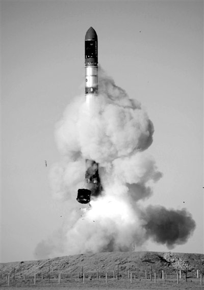 　2007年6月15日，俄羅斯在哈薩克斯坦的軍事場(chǎng)地試射一枚“RS-20”導(dǎo)彈。尚未有媒體公布新型固