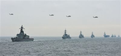 2012年10月14日，日本海上自衛(wèi)隊(duì)舉行閱艦式。2013年，日本自衛(wèi)隊(duì)時(shí)隔11年首增防衛(wèi)預(yù)算。資料圖片