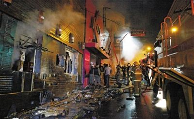 27日凌晨，巴西南里奧格蘭德州圣瑪麗亞市一家夜總會突發(fā)大火，造成至少245人死亡。圖為消防人員正在現(xiàn)場滅火救援。