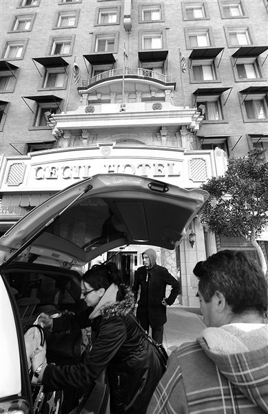 20日，美國洛杉磯，塞西爾酒店房客薩拜娜乘出租車離開酒店。由于擔(dān)心水質(zhì)受到污染，目前已有27戶房客離開塞西爾酒店。