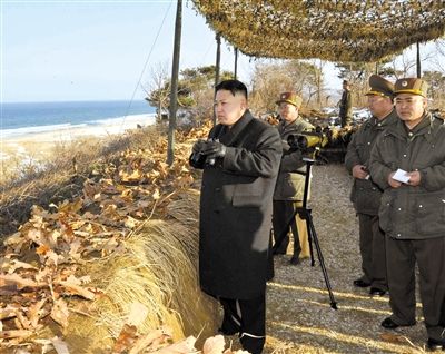 25日，朝鮮最高領(lǐng)導(dǎo)人金正恩指導(dǎo)朝鮮軍隊進(jìn)行登陸及反登陸訓(xùn)練。