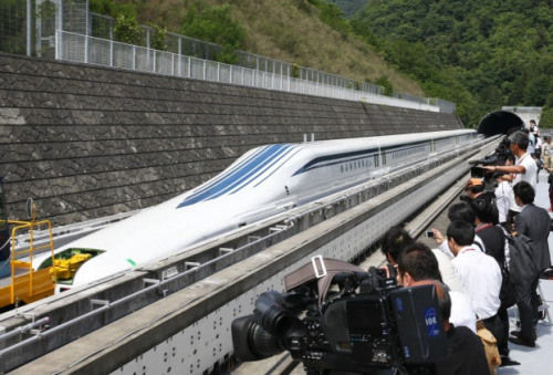 日本最新型磁懸浮列車登場(chǎng)，時(shí)速為500公里。