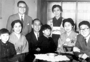 安倍家族推進日本修憲半個多世紀,圖中間為安倍坐在外公岸信介膝上,右一為安倍父親安倍晉太郎,右三為安倍母親安倍洋子。