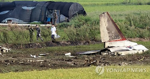 當(dāng)?shù)貢r間28日下午2時8分許，韓國一架空軍教練機T-50在全羅南道光州市西區(qū)細荷洞農(nóng)田墜毀。