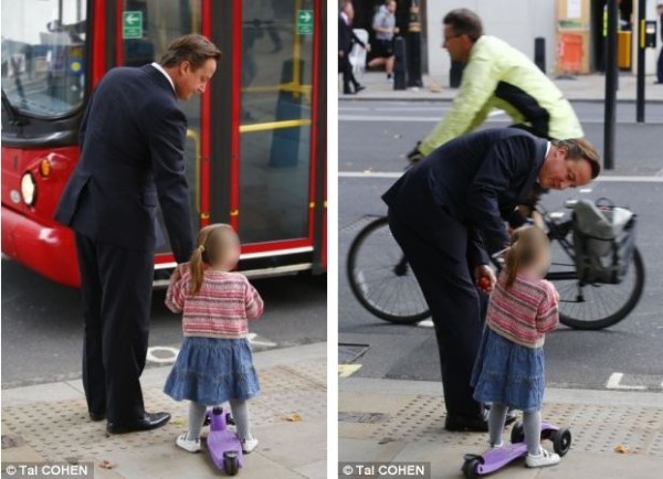英國(guó)首相卡梅倫步行送女兒上幼兒園。