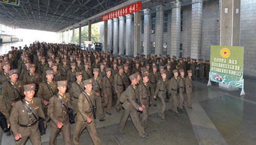朝鮮人民軍連長(zhǎng)級(jí)連政治指導(dǎo)員日前陸續(xù)抵達(dá)平壤。