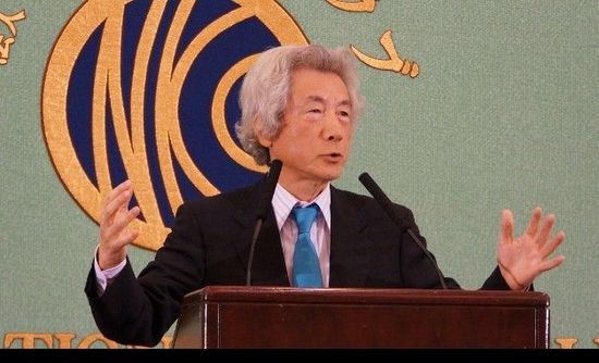 日本前首相小泉純一郎11月12日發(fā)表演說，支持安倍晉三對(duì)中國強(qiáng)硬，并鼓動(dòng)其參拜靖國神社。