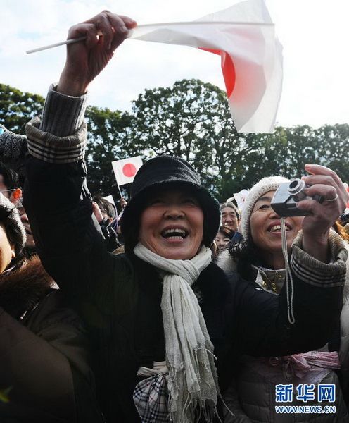 當(dāng)?shù)貢r(shí)間12月23日，在位于日本東京的皇宮，民眾向明仁天皇祝賀生日。