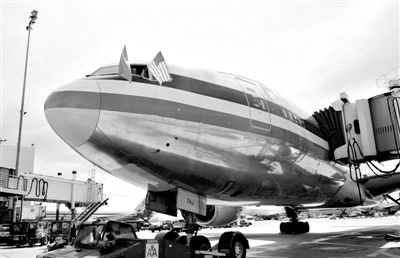 2011年4月5日，美國(guó)航空公司為洛杉磯至上海首條直飛航線的開(kāi)通舉行剪彩儀式。目前，美國(guó)航空、美國(guó)聯(lián)合航空和達(dá)美航空已經(jīng)向中國(guó)提交了飛行計(jì)劃。