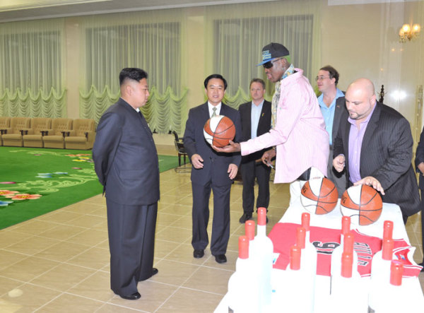 近日，朝鮮最高領(lǐng)導(dǎo)人金正恩已在平壤再次會(huì)見(jiàn)并宴請(qǐng)了正在朝鮮訪問(wèn)的前美國(guó)全國(guó)籃球協(xié)會(huì)(NBA)球星羅德