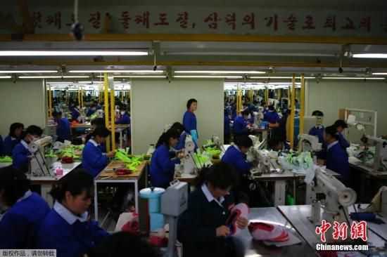 當(dāng)?shù)貢r間12月19日，開城工業(yè)園區(qū)，朝鮮工人在工廠工作。