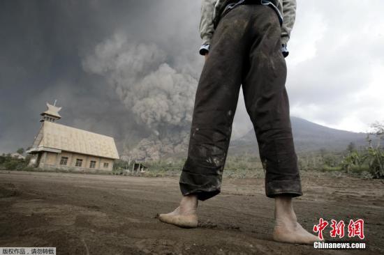 當(dāng)?shù)貢r(shí)間2月1日，印尼錫納朋火山持續(xù)噴發(fā)。