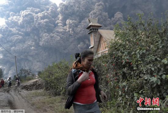 當(dāng)?shù)貢r(shí)間2月1日，印尼錫納朋火山持續(xù)噴發(fā)。
