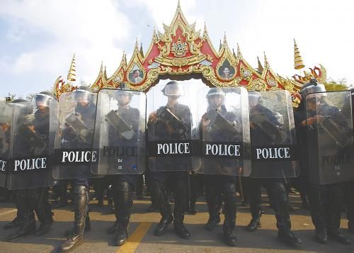 14日在泰國(guó)曼谷，政府出動(dòng)數(shù)千名防暴警察，以?shī)Z回政府大樓和其他 泰數(shù)千防暴警察和平清場(chǎng) 被示威者占領(lǐng)的區(qū)域。