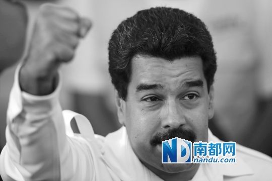 委內(nèi)瑞拉總統(tǒng)馬杜羅向支持者致意。