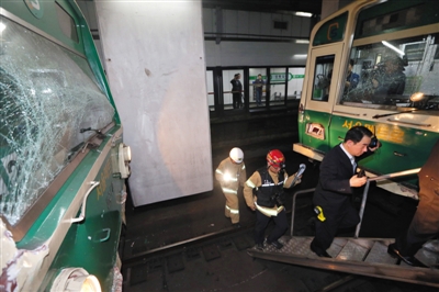 5月2日，韓國首爾，首爾2號線地鐵去往蠶室方向的一趟列車在上往十里站撞上了一趟?？吭谡緝鹊牧熊嚒? width=